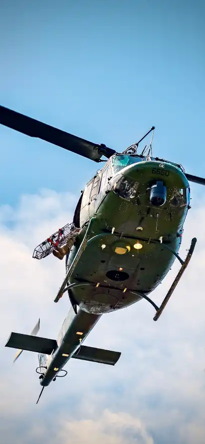 UH-1直升机手机壁纸｜空中飞行背景图片 - 休伊「哲风壁纸」