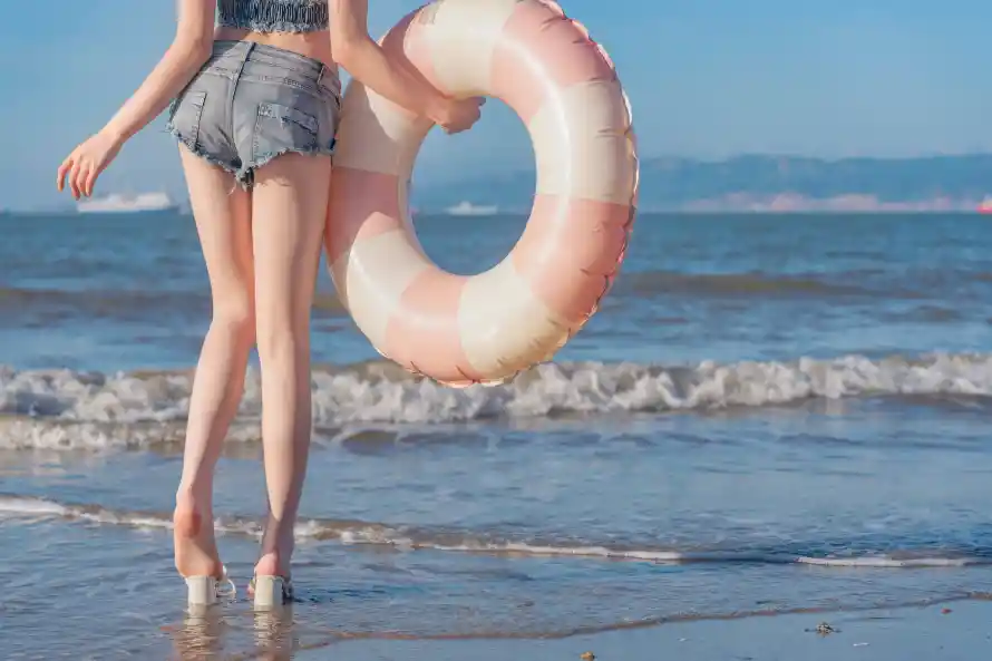 8k夏日海滩壁纸-夏日美腿与少女泳圈-海滩少女「哲风壁纸」
