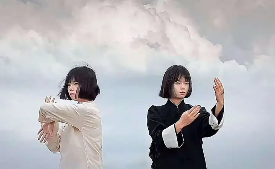 2k教下壁纸-战损版与云层背景-国风动作「哲风壁纸」
