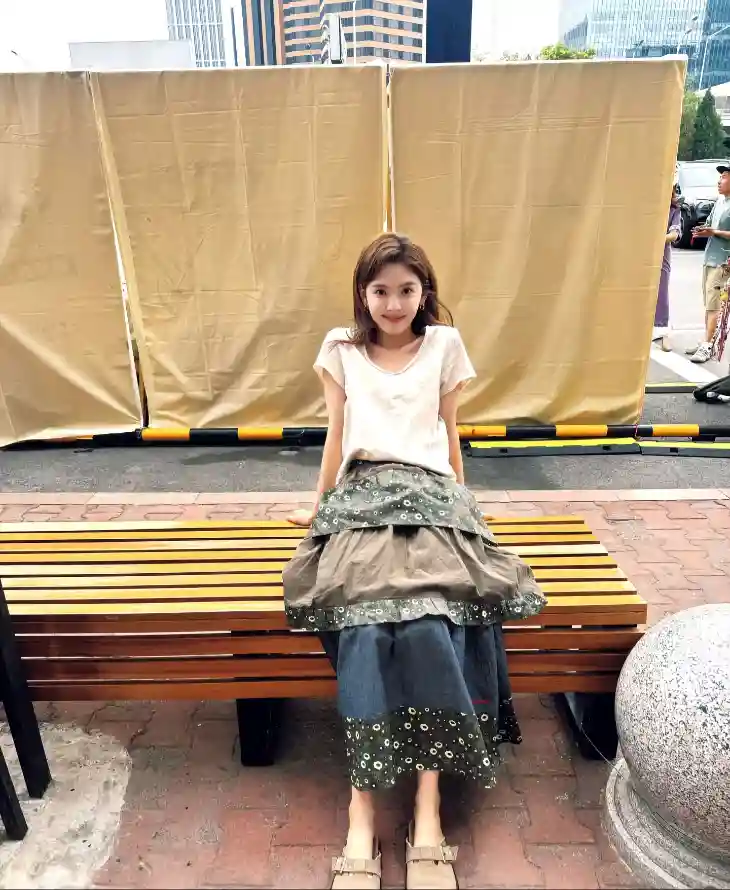4k美女壁纸 - 章若楠 - 城市背景 - 户外写真「哲风壁纸」