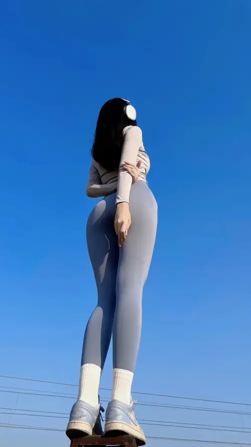 4k仰角壁纸 - 美女 - 耳机 - 灰裤美女「哲风壁纸」