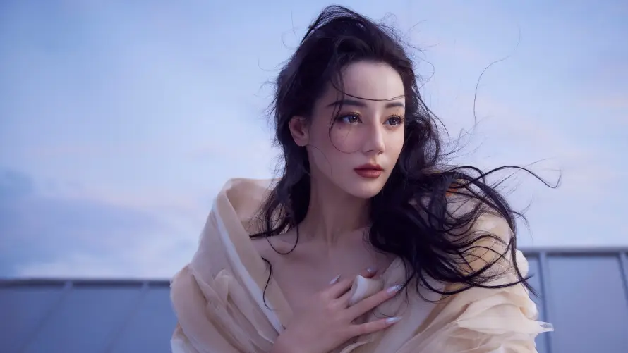 4k优雅壁纸-女明星与天空-浅色长裙壁纸分享「哲风壁纸」