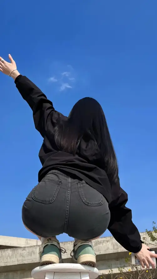 4k女生壁纸 - 背影 - 蓝天 - 手机壁纸「哲风壁纸」