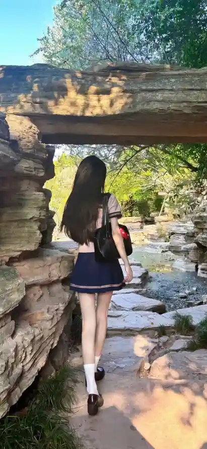 4k小溪壁纸 - 户外 - 美女 - 长发「哲风壁纸」