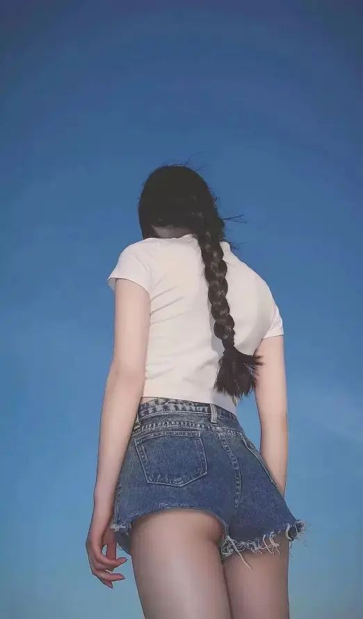 4k美女壁纸 - 蓝天 - 长发 - 手机壁纸「哲风壁纸」
