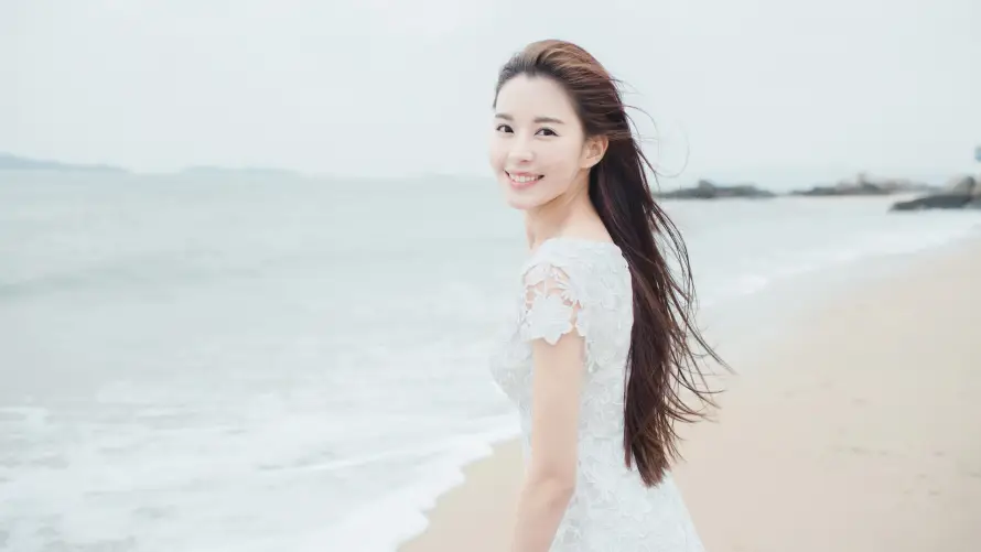 4k微笑壁纸 - 海浪 - 海滩 - 美女「哲风壁纸」