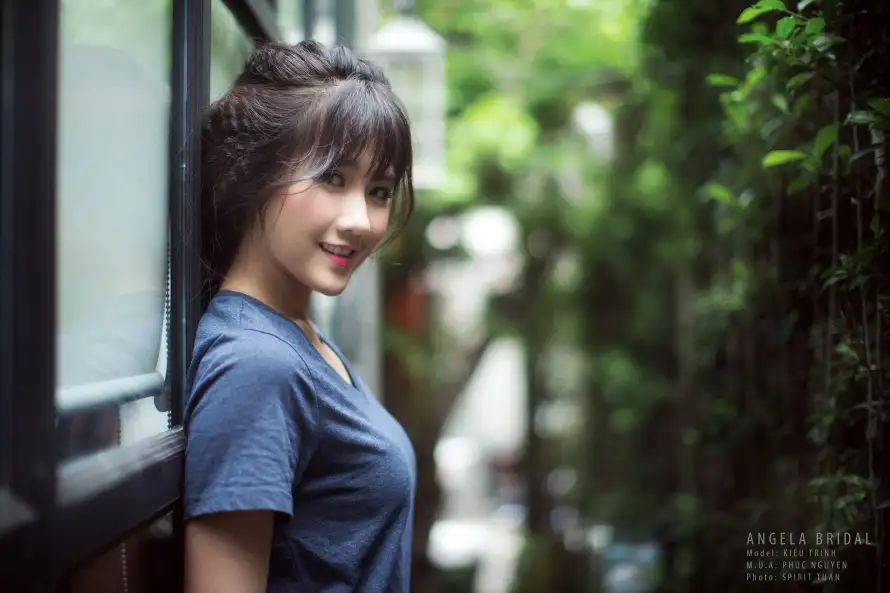 4k微笑壁纸 - 户外 - 绿植 - 美女「哲风壁纸」