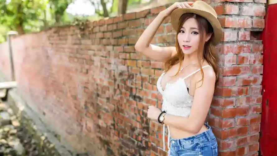 4k性感壁纸 - 美女 - 红砖墙 - 夏日户外「哲风壁纸」