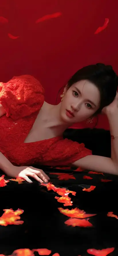 4k红色壁纸 - 红裙 - 美女 - 花瓣「哲风壁纸」