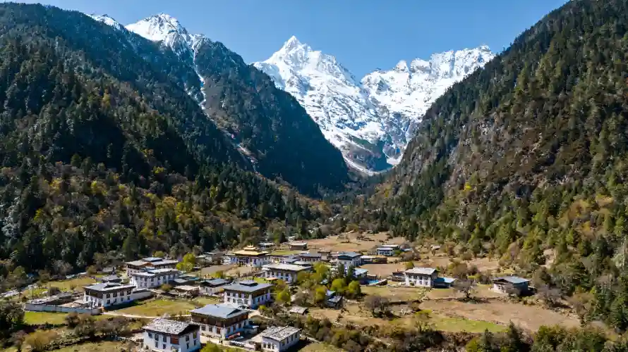 3k山林壁纸-雨崩村与雪山-山间小村壁纸分享「哲风壁纸」