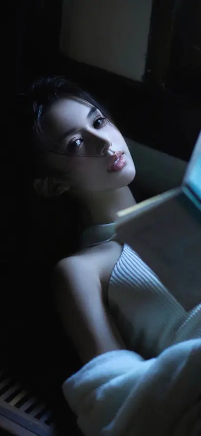 4k暗夜壁纸 - 柔和光 - 氛围感 - 白衣美女「哲风壁纸」
