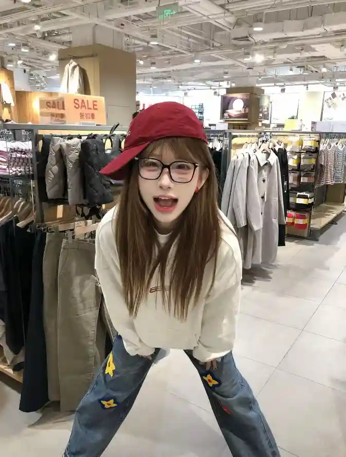 4k张敏壁纸 - 眼镜 - 红帽 - 服装店「哲风壁纸」