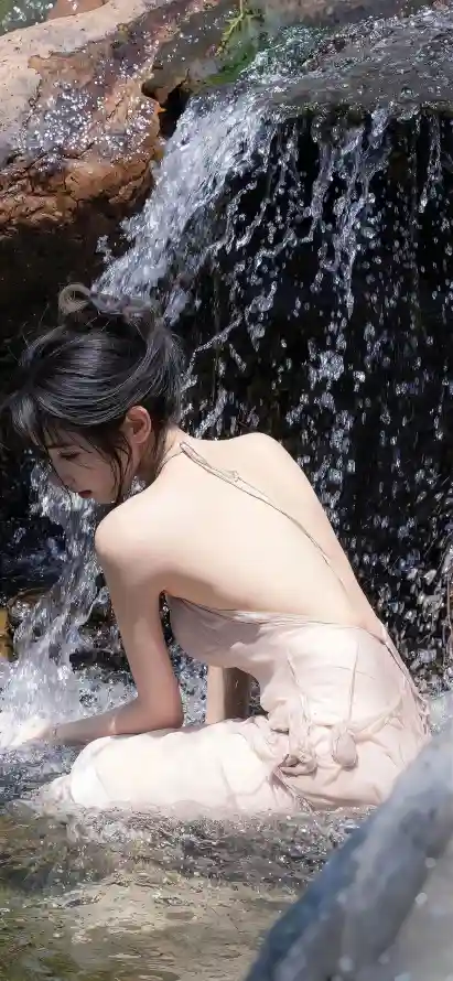4k溪流壁纸 - 瀑布 - 露背裙 - 手机壁纸「哲风壁纸」