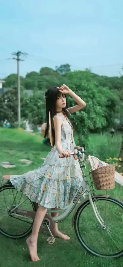 4k绿树壁纸 - 美女 - 草地 - 碎花裙「哲风壁纸」