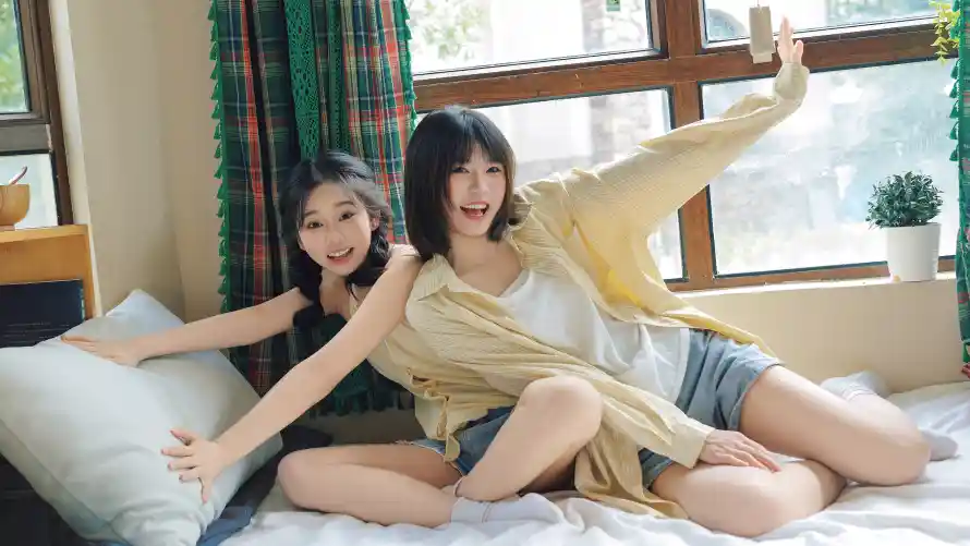 4k互动壁纸-可爱少女和闺蜜-壁纸分享「哲风壁纸」