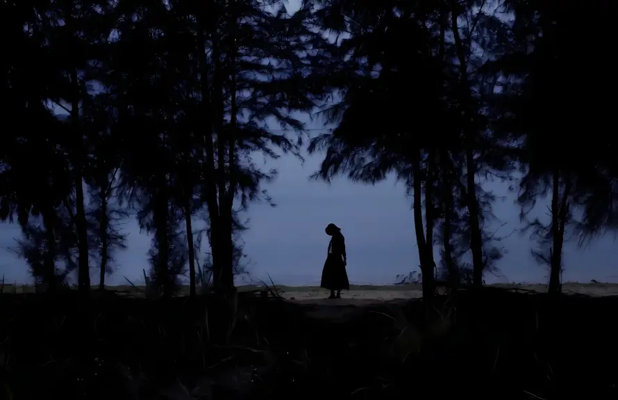 2k人物壁纸-海面壁纸和树丛-壁纸推荐「哲风壁纸」