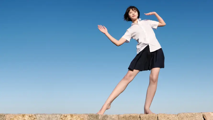 4kjk壁纸 - 少女 - 活力 - 石墙「哲风壁纸」 4kjk壁纸 - 少女 - 活力 - 石墙「哲风壁纸」