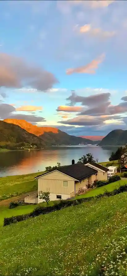 4k山脉壁纸 - 房屋 - 晚霞 - 湖水「哲风壁纸」