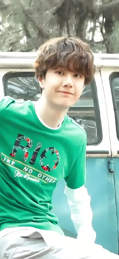 4k户外壁纸 - 明星 - 王一博 - 休闲穿搭「哲风壁纸」