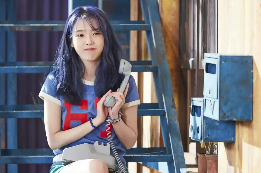 4kIU壁纸 - 李知恩 - 休闲穿搭 - 复古电话「哲风壁纸」