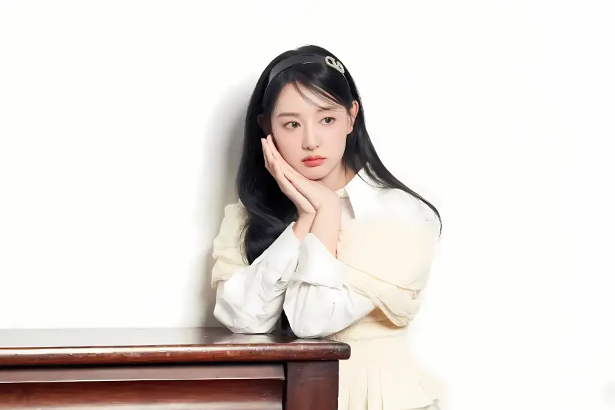 3k托腮壁纸-金智媛与桌子-木质桌子热门的壁纸「哲风壁纸」