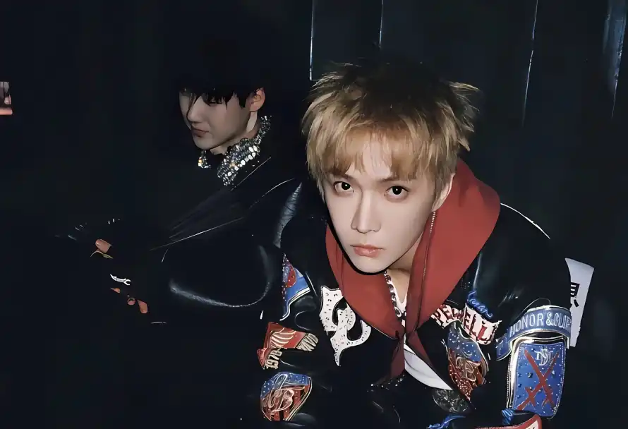 4ktt壁纸 - 暗色背景 - 潮流穿搭 - 红色内搭「哲风壁纸」