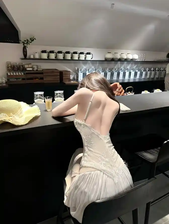 4k吧台壁纸 - 白裙 - 美女 - 背影「哲风壁纸」