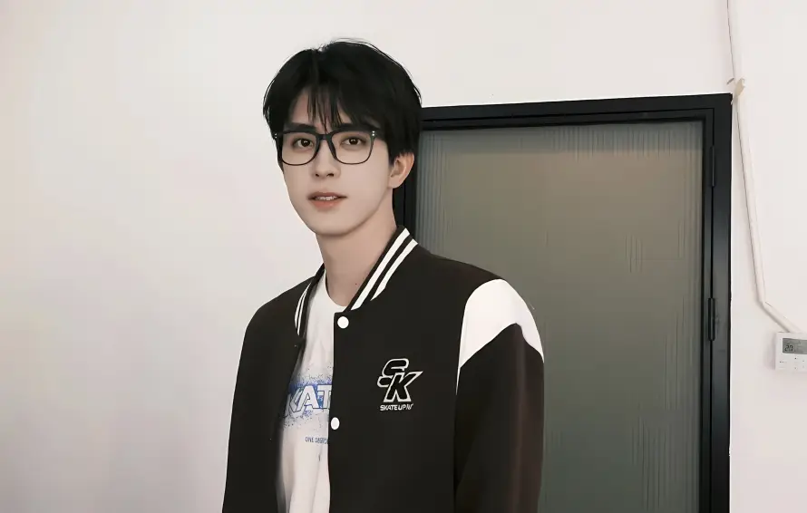 4k外套壁纸 - 室内 - 帅哥 - 眼镜「哲风壁纸」 4k外套壁纸 - 室内 - 帅哥 - 眼镜「哲风壁纸」