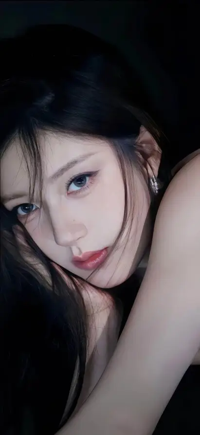 4k暗色壁纸 - 红唇 - 美女 - 长发「哲风壁纸」