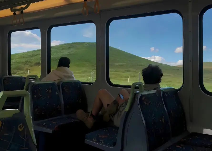 4k电车壁纸 - 蓝天 - 草地 - wallpaper「哲风壁纸」