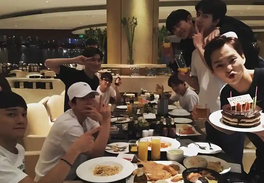 4k合影壁纸 - 男团 - 美食 - 聚餐「哲风壁纸」 4k合影壁纸 - 男团 - 美食 - 聚餐「哲风壁纸」