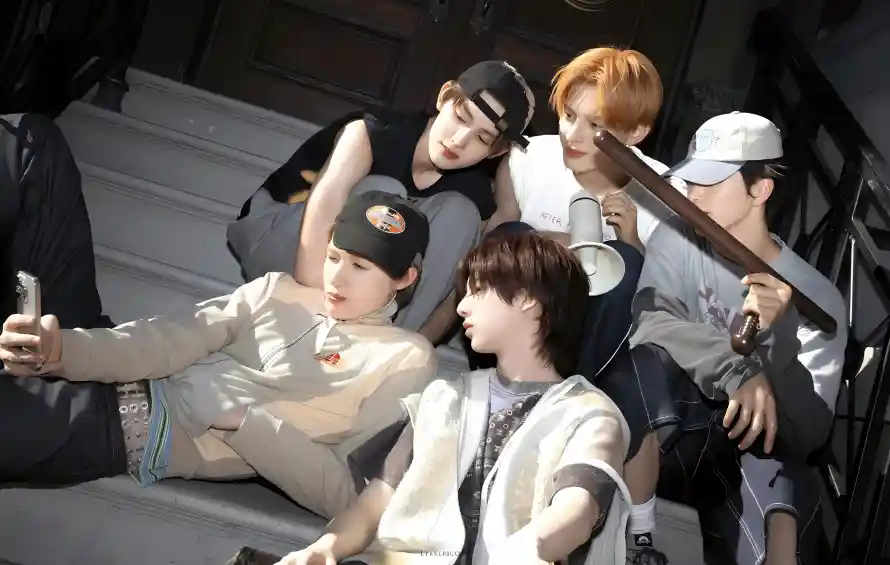 2k男团壁纸-休闲穿搭和街拍-台阶合影壁纸分享「哲风壁纸」