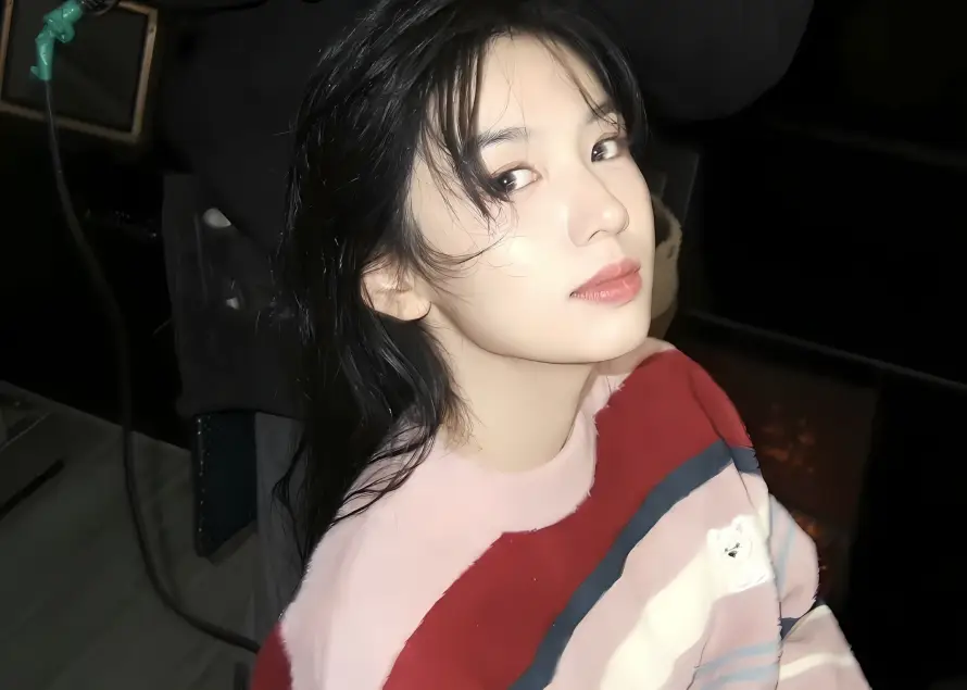 4k周也壁纸 - 湿发 - 黑发 - 暗背景「哲风壁纸」