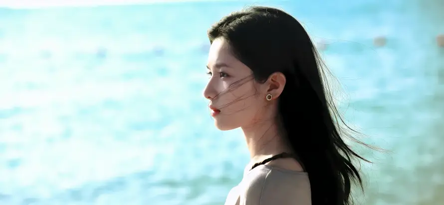 4k侧脸壁纸 - 吊带 - 明星 - 海边「哲风壁纸」