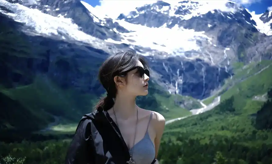 4k吊带壁纸 - 墨镜 - 山林 - 美女「哲风壁纸」