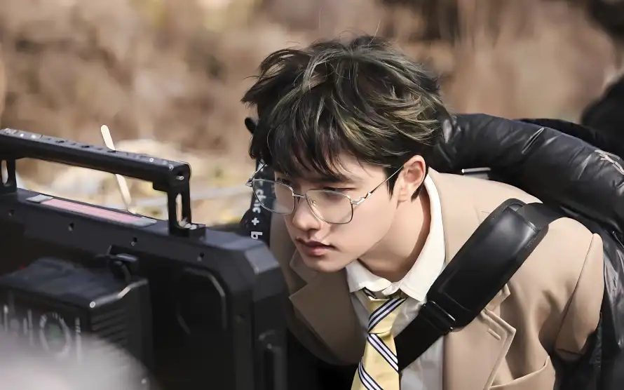 4k相机壁纸 - 眼镜 - 西装 - 领带「哲风壁纸」