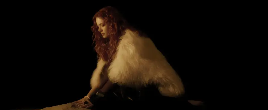 2k红发壁纸-暮光之城与电影角色-白色毛绒「哲风壁纸」