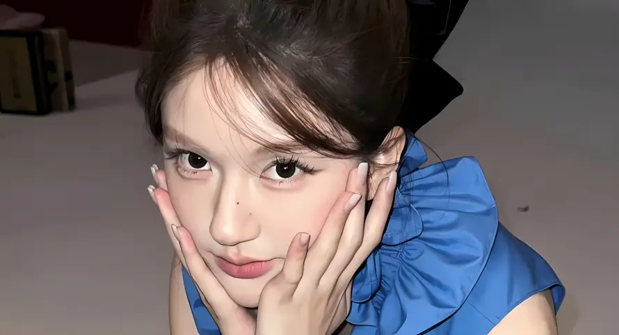 2k托腮壁纸-荷叶边与蓝衣-免费下载「哲风壁纸」