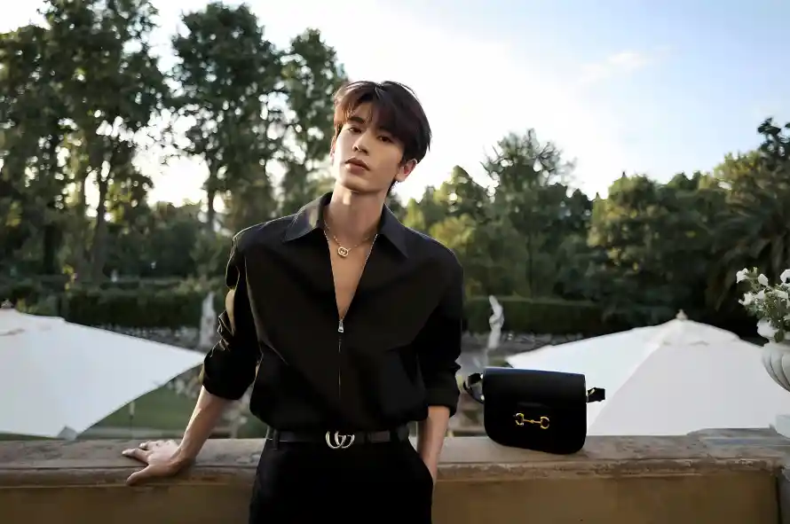 2k休闲壁纸-张凌赫和度假-黑色穿搭壁纸推荐「哲风壁纸」