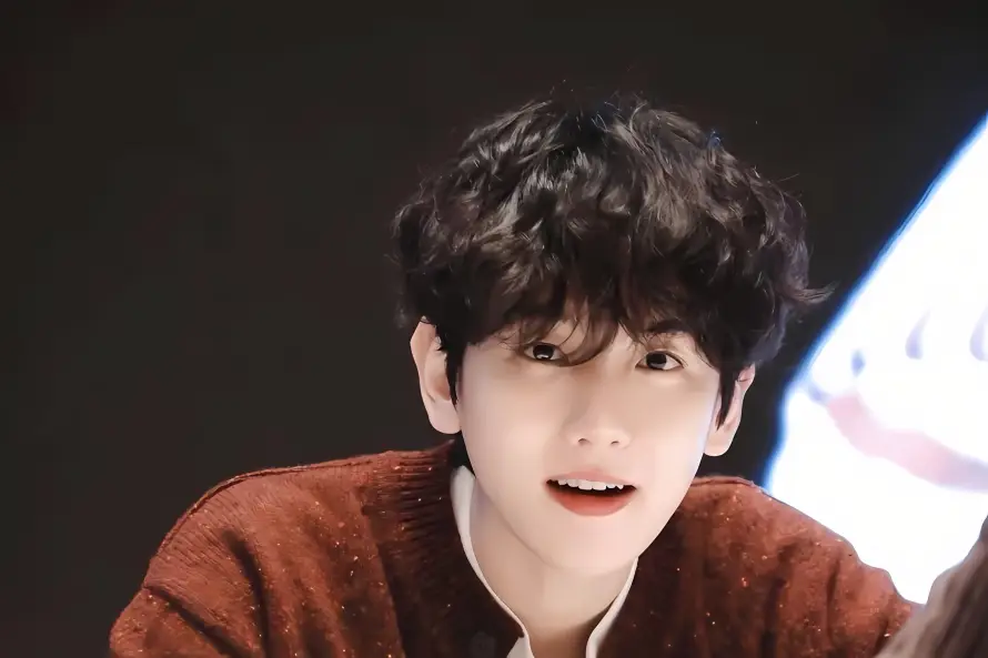 4k卷毛壁纸 - 微笑 - 黑发 - 暗背景「哲风壁纸」 4k卷毛壁纸 - 微笑 - 黑发 - 暗背景「哲风壁纸」