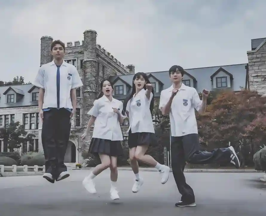 4k校园壁纸 - 校服 - 跳跃 - 青春「哲风壁纸」 4k校园壁纸 - 校服 - 跳跃 - 青春「哲风壁纸」