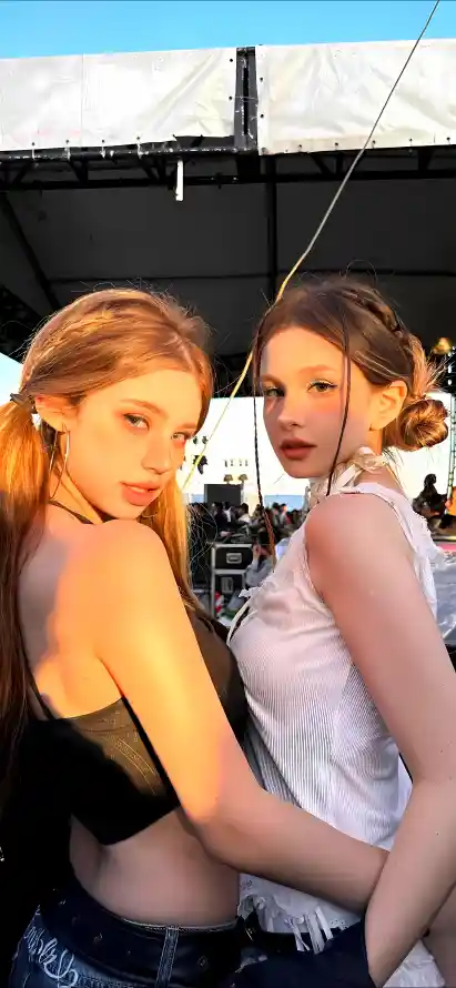 4k户外壁纸 - 欧美 - 美女 - 闺蜜「哲风壁纸」