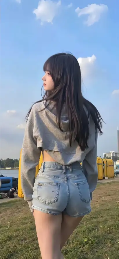 4k蓝天壁纸 - 户外美女 - 灰色上衣 - 牛仔短裤「哲风壁纸」