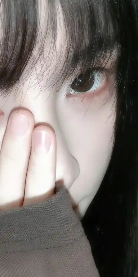 4k红眼壁纸 - 自拍 - 深色衣袖 - 特写美女「哲风壁纸」