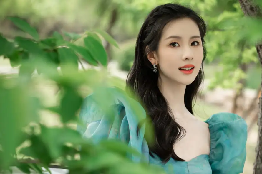 4k户外壁纸 - 绿植 - 耳环 - 蓝裙「哲风壁纸」 4k户外壁纸 - 绿植 - 耳环 - 蓝裙「哲风壁纸」