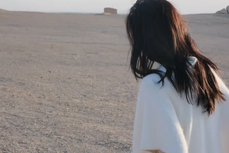4k户外壁纸 - 沙漠 - 白衣 - 背影「哲风壁纸」 4k户外壁纸 - 沙漠 - 白衣 - 背影「哲风壁纸」