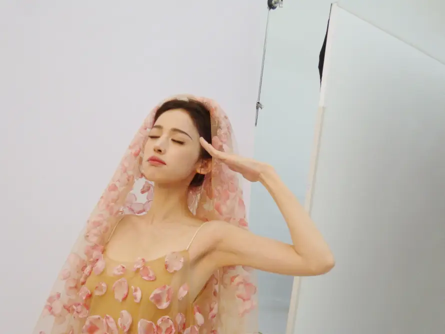 4k优雅壁纸 - 时尚 - 女明星 - 古力娜扎「哲风壁纸」 4k优雅壁纸 - 时尚 - 女明星 - 古力娜扎「哲风壁纸」