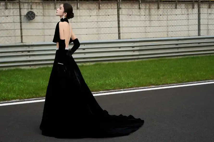 4k优雅壁纸 - 背影 - 赛道 - 长裙「哲风壁纸」 4k优雅壁纸 - 背影 - 赛道 - 长裙「哲风壁纸」