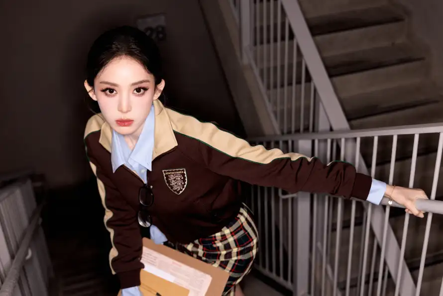 4k楼梯壁纸 - 女明星 - 格纹裙 - 古力娜扎「哲风壁纸」 4k楼梯壁纸 - 女明星 - 格纹裙 - 古力娜扎「哲风壁纸」