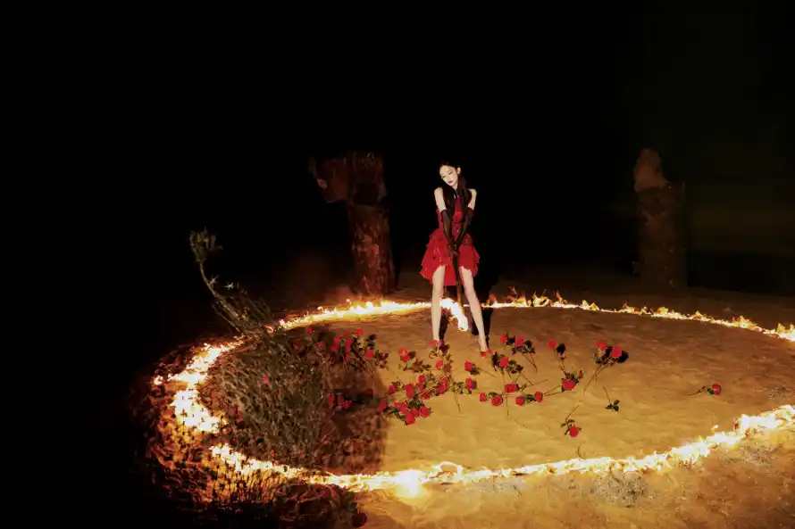 4k夜景壁纸 - 红衣 - 花瓣 - 女明星「哲风壁纸」 4k夜景壁纸 - 红衣 - 花瓣 - 女明星「哲风壁纸」